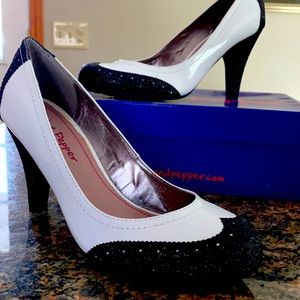 Black and white high-heeled saddle shoe 9 1/2
